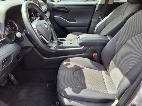 Used 2025 Toyota Highlander LE FWD image 16