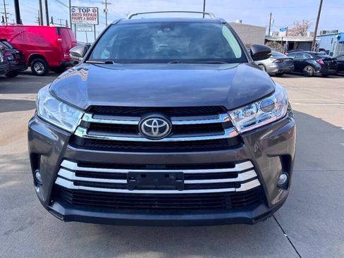 Used 2017 Toyota Highlander XLE image 2