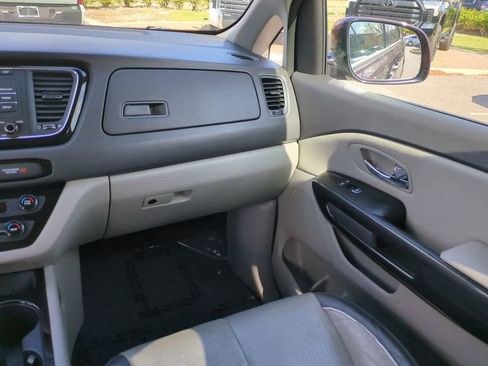 Used 2016 Kia Sedona EX image 17