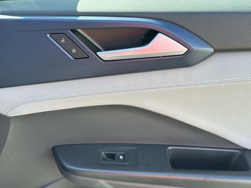 Used 2024 Volkswagen Taos SE image 14