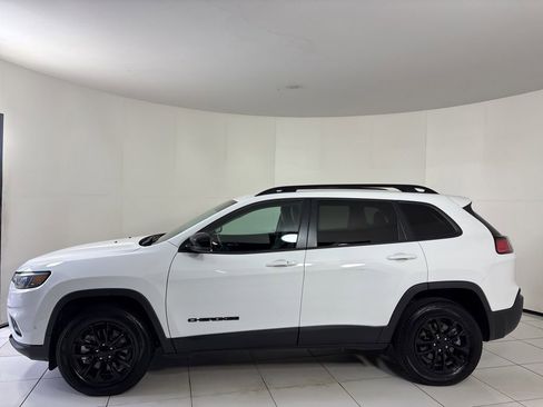 Used 2023 Jeep Cherokee Altitude Lux image 2