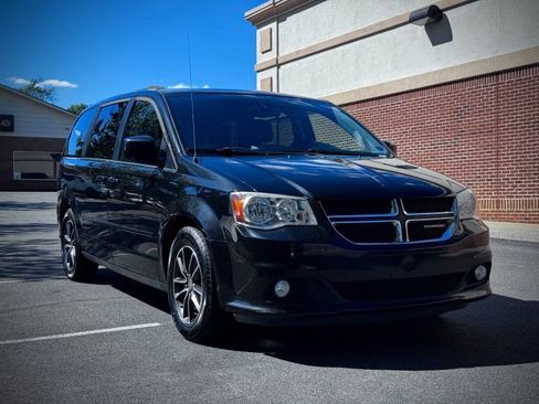 Used 2017 Dodge Grand Caravan SXT FWD image 1