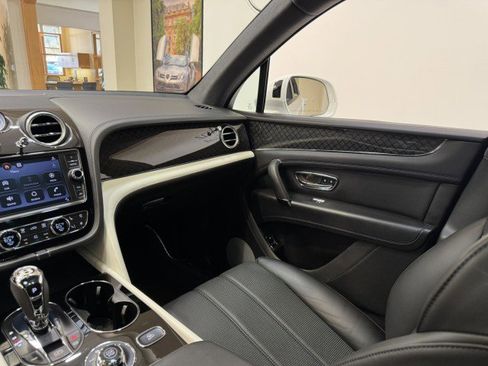 Used 2020 Bentley Bentayga V8 image 14