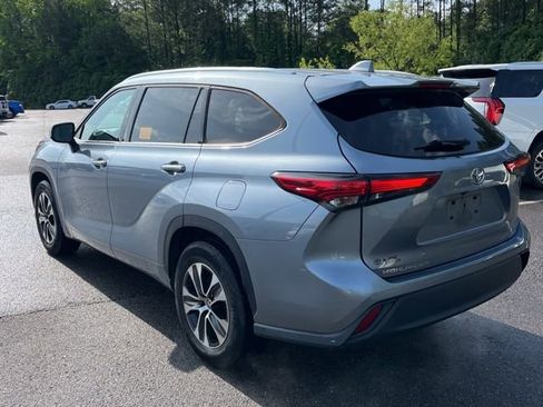 Used 2021 Toyota Highlander XLE FWD image 3