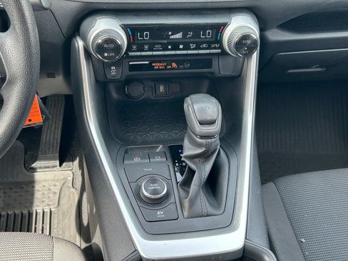 Used 2022 Toyota RAV4 LE AWD/4WD image 21