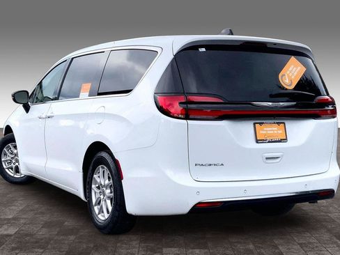 Certified 2024 Chrysler Pacifica Touring-L FWD image 11