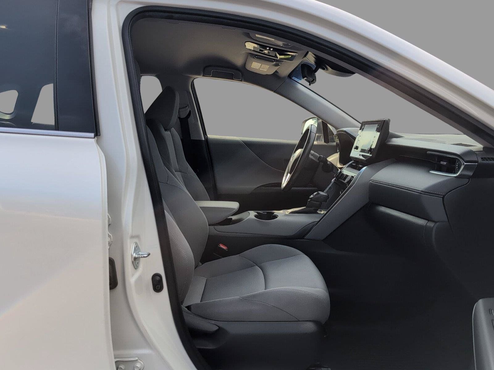 Used 2021 Toyota Venza LE AWD/4WD image 17
