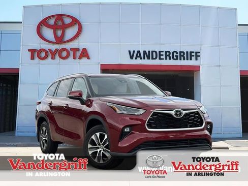 Used 2023 Toyota Highlander XLE AWD/4WD image 1