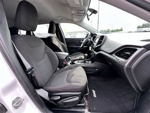 Used 2019 Jeep Cherokee Latitude w/ Popular Appearance Group FWD image 29