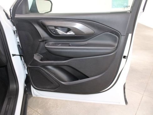 Used 2024 GMC Terrain SLT image 32