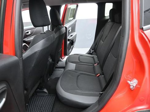 Used 2023 Jeep Renegade Latitude w/ Premium Group AWD/4WD image 16