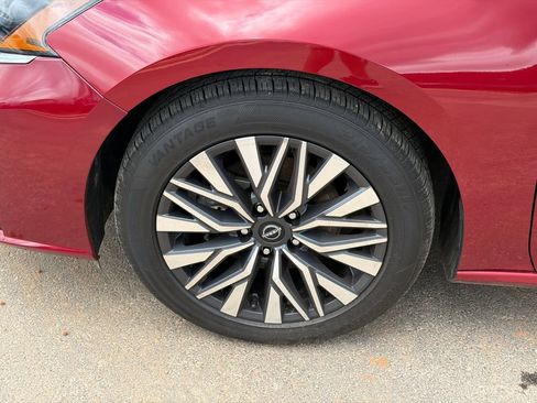 Used 2025 Nissan Altima 2.5 SV FWD image 11