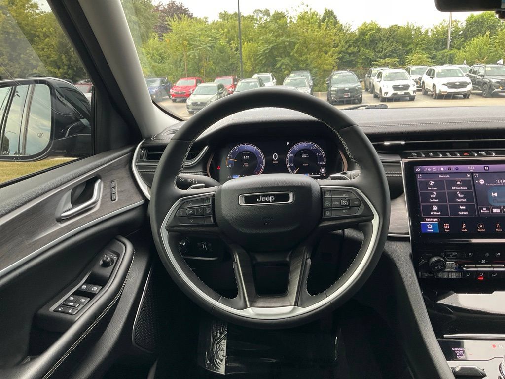 Used 2023 Jeep Grand Cherokee Limited w/ Luxury Tech Group II AWD/4WD image 34