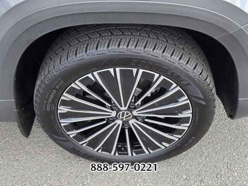 Certified 2025 Volkswagen Taos SE image 20