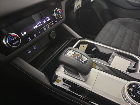 New 2025 Mitsubishi Outlander SE image 23