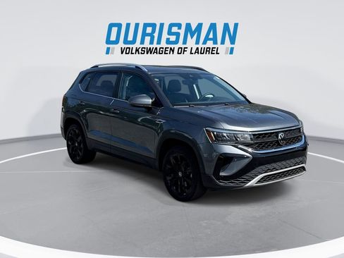 Used 2023 Volkswagen Taos SE w/ Panoramic Sunroof Package FWD image 2