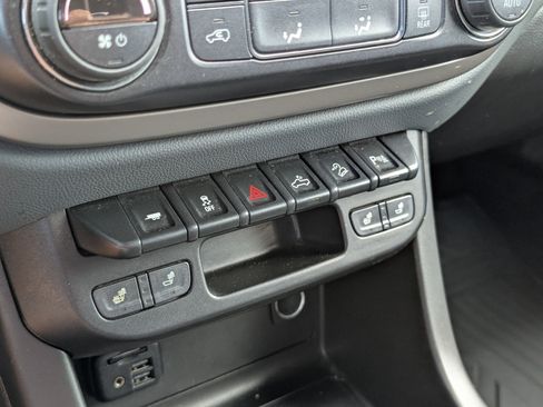 Used 2022 Chevrolet Colorado Z71 AWD/4WD image 18