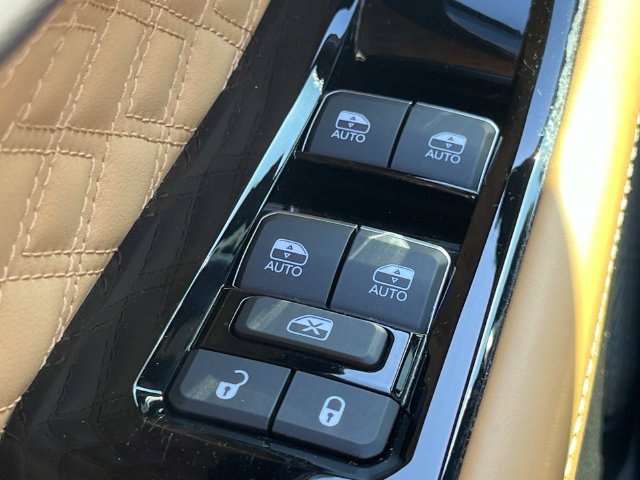 Used 2024 Jeep Grand Cherokee L Summit w/ Advanced Protech Group IV AWD/4WD image 34