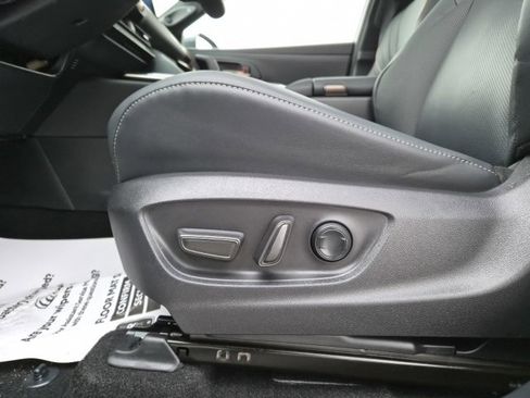 Used 2025 Toyota Crown Signia w/ Advanced Technology Package image 18