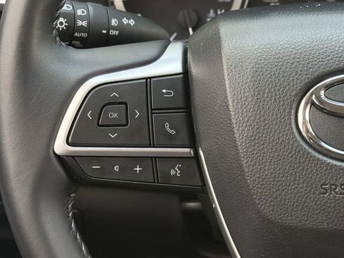 Used 2025 Toyota Highlander LE image 14