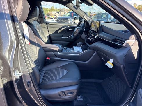 New 2025 Toyota Highlander XSE image 6