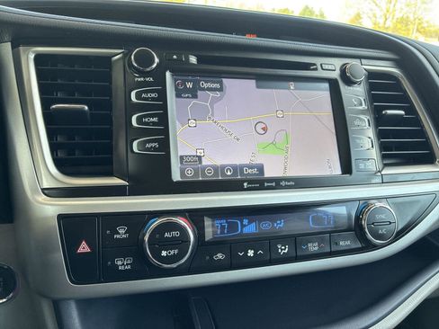 Used 2019 Toyota Highlander XLE image 25