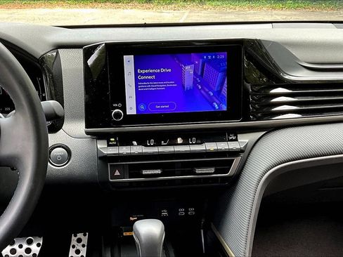 Used 2025 Toyota Camry SE w/ Convenience Package FWD image 9
