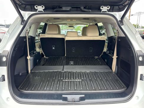Used 2022 Toyota Highlander XLE AWD/4WD image 15