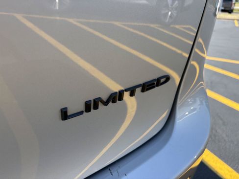 Used 2026 Chrysler Pacifica Limited w/ S Appearance Package FWD image 7