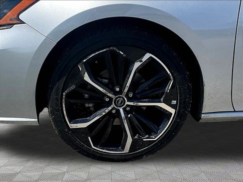 Used 2024 Nissan Altima 2.5 SR FWD image 34
