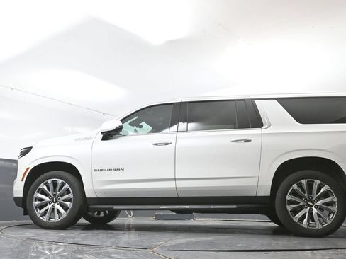 Used 2025 Chevrolet Suburban High Country AWD/4WD image 56