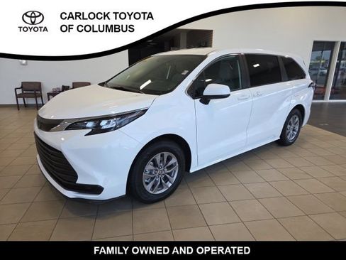 Used 2026 Toyota Sienna LE FWD image 3