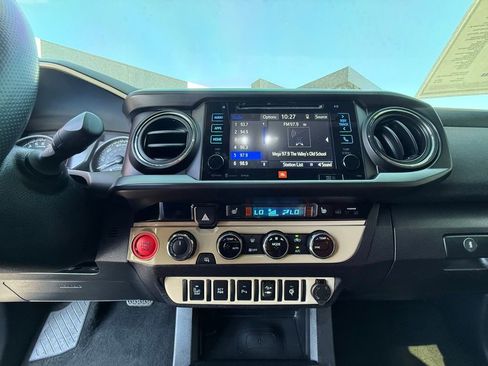 Used 2017 Toyota Tacoma TRD Off-Road AWD/4WD image 22