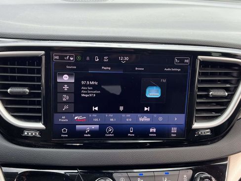 Used 2023 Chrysler Pacifica Touring-L image 28