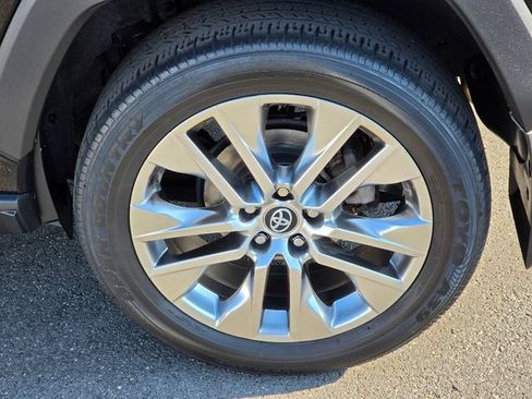 Used 2021 Toyota RAV4 XLE Premium AWD/4WD image 15