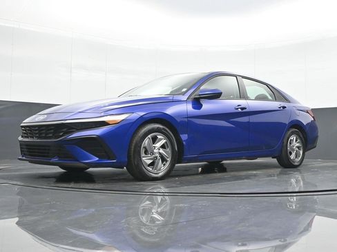 Used 2025 Hyundai Elantra SE image 16