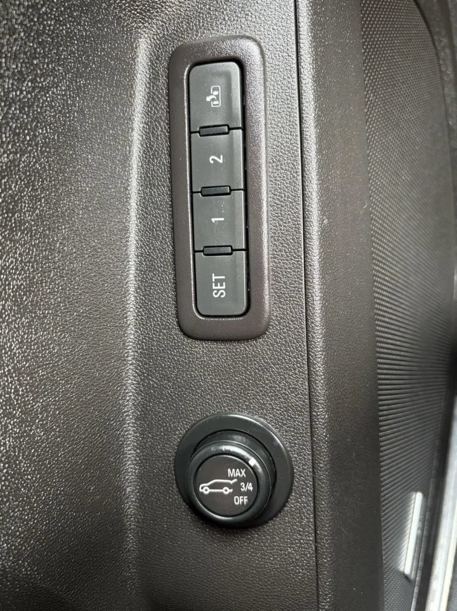Used 2018 Chevrolet Equinox Premier AWD/4WD image 29
