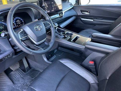 Certified 2025 Toyota Sienna XLE Woodland Edition AWD/4WD image 9