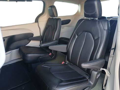 Used 2023 Chrysler Pacifica Touring-L image 13