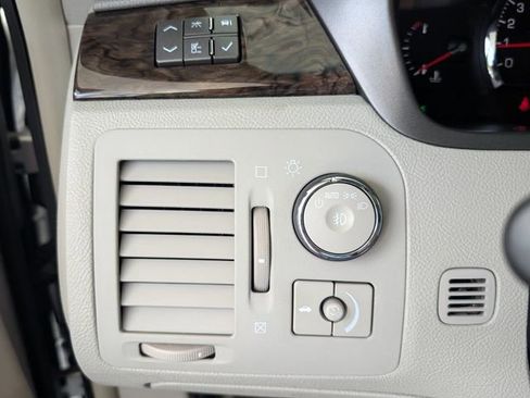 Used 2010 Cadillac DTS FWD image 22