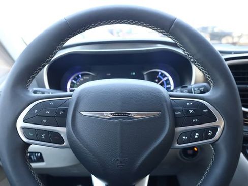 Used 2024 Chrysler Pacifica Select image 14