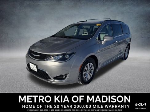 Used 2017 Chrysler Pacifica Touring-L image 1