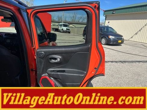 Used 2015 Jeep Renegade Trailhawk w/ Popular Equipment Group AWD/4WD image 37