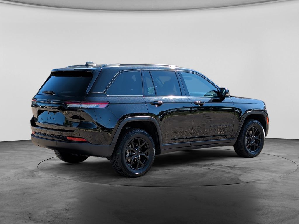 Used 2025 Jeep Grand Cherokee Altitude AWD/4WD image 7