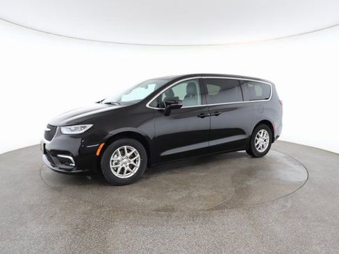 Used 2024 Chrysler Pacifica Touring-L image 3