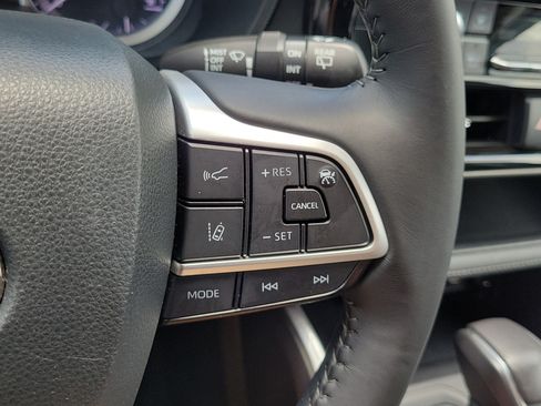 Used 2023 Toyota Highlander LE FWD image 25