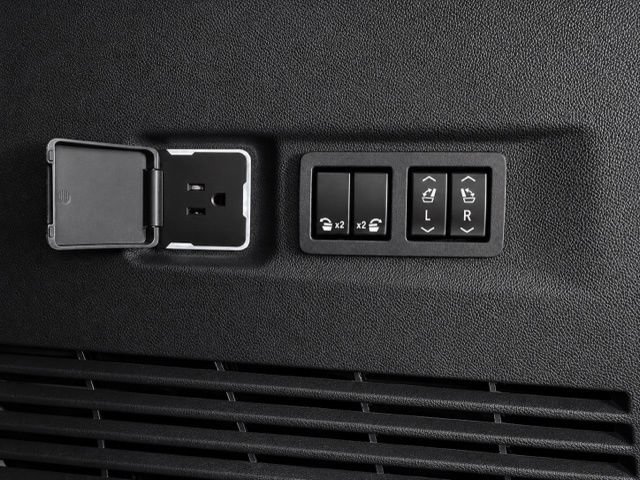 Used 2023 GMC Yukon Denali Ultimate AWD/4WD image 15