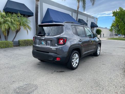 Used 2017 Jeep Renegade Latitude FWD image 5