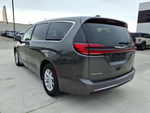 Used 2023 Chrysler Pacifica Touring-L image 3