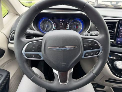 Used 2023 Chrysler Pacifica Touring-L FWD image 20